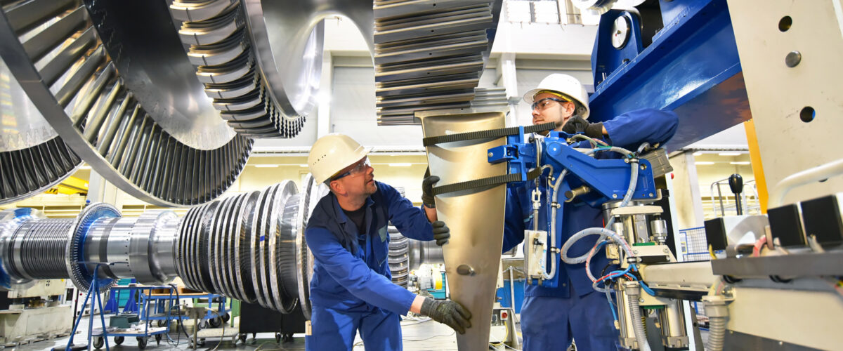Ingénieurs mécanique assemblent une turbine à gaz pour la centrale électrique